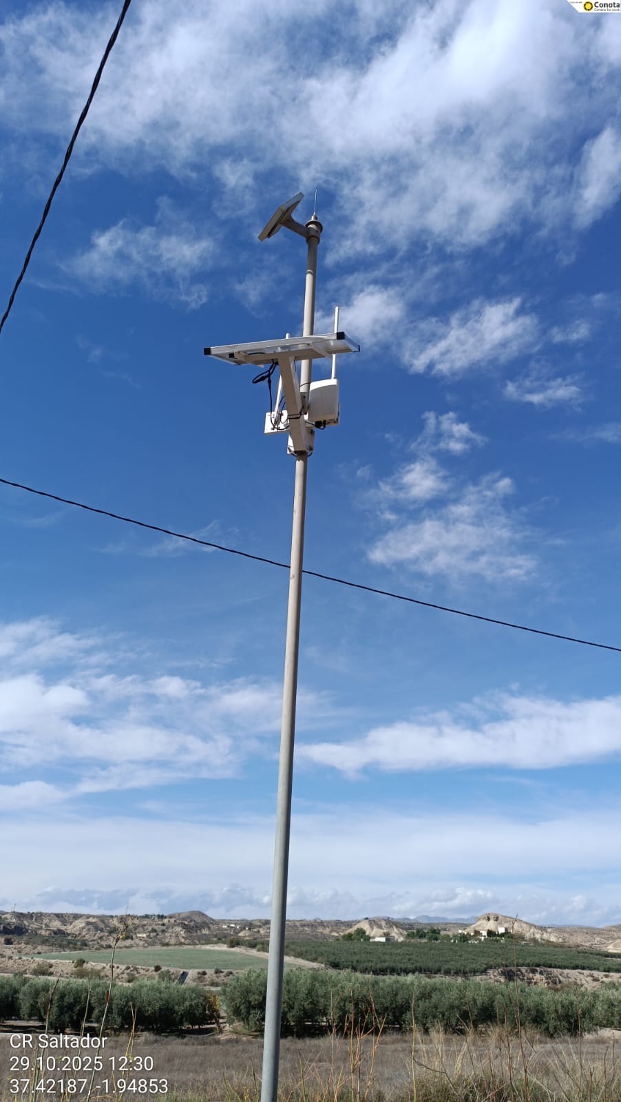 Equipo de Kuvio desplegando sensores en campo